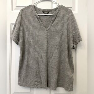 Natural Reflections Gray Short Sleeve Flowy Top - Small